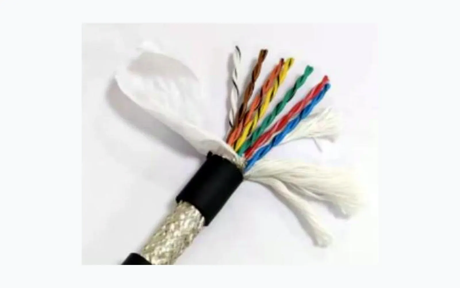 Cross-section of a shielded multi-core cable structure